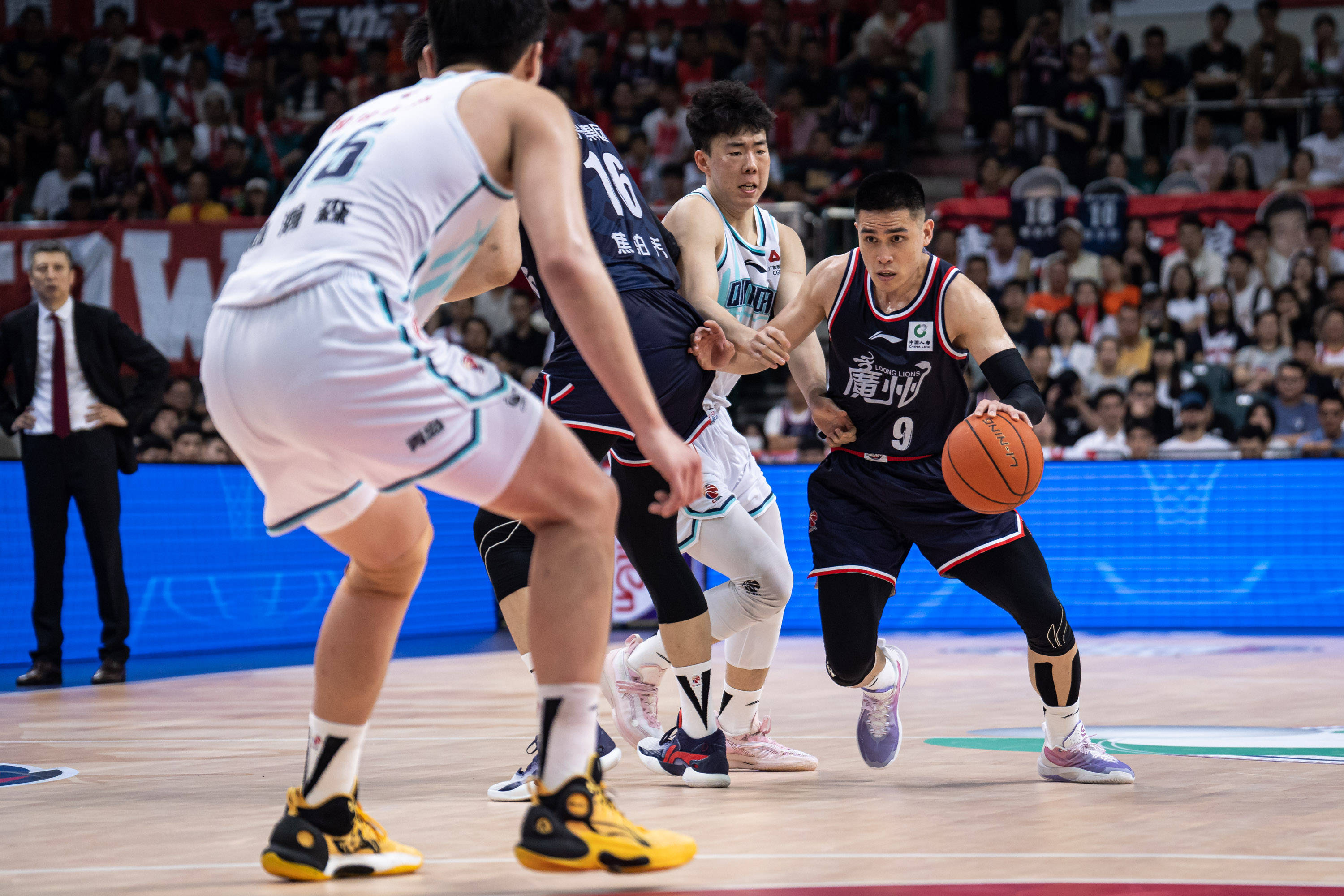 他在各个方 他在各个方